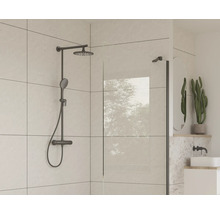 Espace douche avec robinetterie de douche, pommeau de douche et paroi en verre