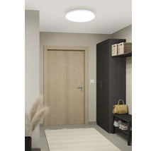 Flur mit Deckenspots, Tür, Schrank und Schuhregal für einen organisierten Eingangsbereich.