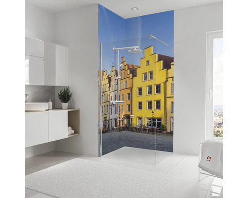 Helles Badezimmer mit Duschabtrennung und Stadtmotiv