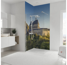 Helles Badezimmer mit Dusche und Schlossmotiv