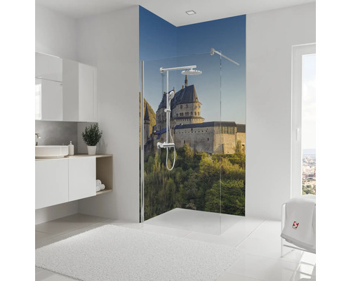 Helles Badezimmer mit Dusche und Schlossmotiv