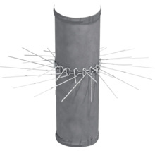 Graues Fallrohr mit Vogelabwehrvorrichtung