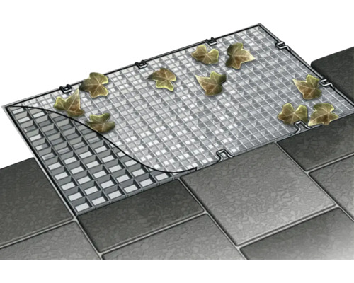 Aufsicht eines Hofablaufs mit Blättern