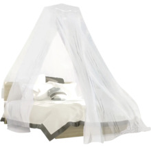 Bett mit Moskitonetz für Insektenschutz im Schlafzimmer.