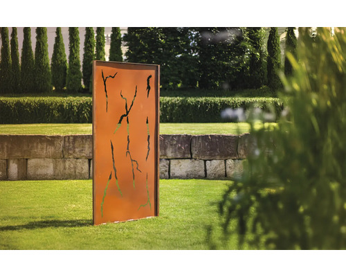 Dekorative Sichtschutzwand aus Metall mit ausgeschnittenem Muster im Garten