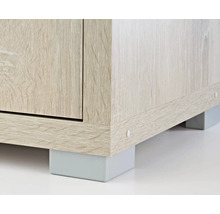 Detailansicht eines Holzschranks mit Füßen