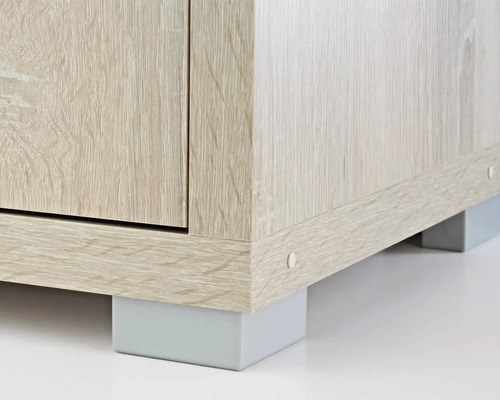 Detailansicht eines Holzschranks mit Füßen