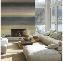 Salon lumineux avec cheminée, grande fenêtre et mobilier moderne