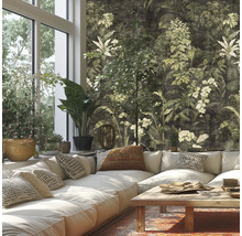 Wohnzimmer mit floraler Dschungeltapete, Sofalandschaft und Holztisch