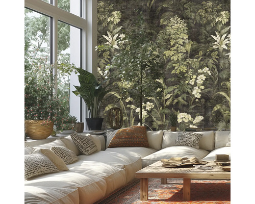 Wohnzimmer mit floraler Dschungeltapete, Sofalandschaft und Holztisch