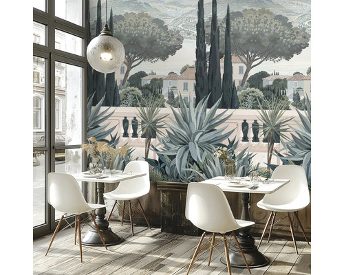 Dekoratives Interieur mit Fototapete eines italienischen Gartens.