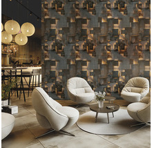 Modernes Interieur mit geometrischer Tapete, Sesseln und Beistelltisch