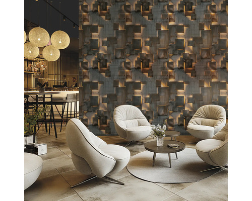 Modernes Interieur mit geometrischer Tapete, Sesseln und Beistelltisch