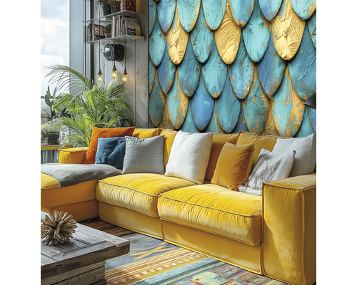 Wohnzimmer mit gelbem Sofa, Kissen und einer Wandtapete mit Schuppenmuster