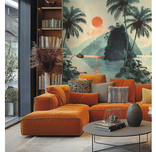Wohnzimmer mit orangefarbener Eckcouch, Couchtisch und Bücherregal vor einer Wandtapete mit tropischem Motiv