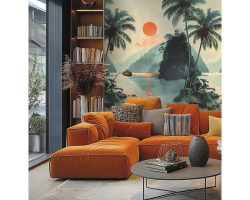 Wohnzimmer mit orangefarbener Eckcouch, Couchtisch und Bücherregal vor einer Wandtapete mit tropischem Motiv