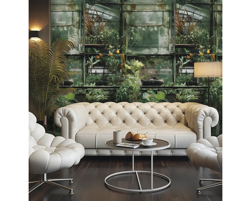 Wohnzimmer mit Chesterfield Sofa, Sesseln, Tisch und Fototapete mit Pflanzenmotiven