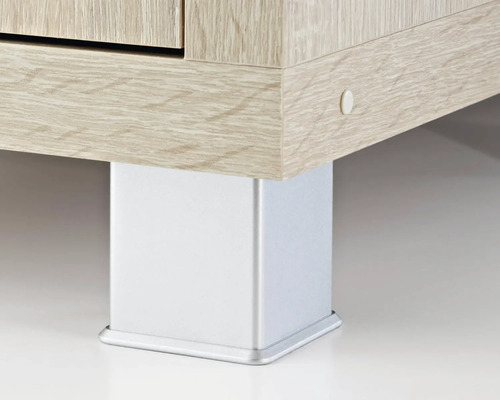 Vue détaillée d'un meuble aspect bois avec un pied argenté et angulaire.