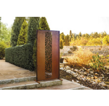 Gartenszene mit einem Dekoelement aus Metall mit Blattmuster