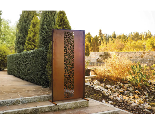 Gartenszene mit einem Dekoelement aus Metall mit Blattmuster