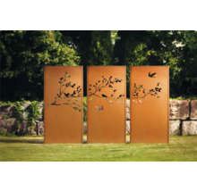 Drei Sichtschutzelemente mit Vogel- und Astmotiv im Garten