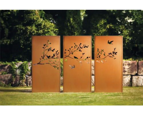 Drei Sichtschutzelemente mit Vogel- und Astmotiv im Garten