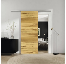 Porte coulissante partiellement ouverte avec structure en bois dans une pièce moderne