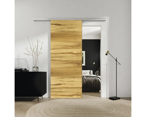 Porte coulissante partiellement ouverte avec structure en bois dans une pièce moderne