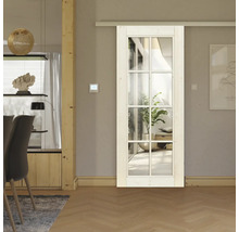 Porte coulissante en bois avec inserts en verre dans une pièce à vivre