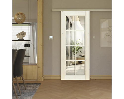 Porte coulissante en bois avec inserts en verre dans une pièce à vivre