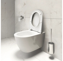 Wandhängendes WC mit offenem Spülrand, Toilettenpapierhalter und Toilettenbürste in einem hellen Badezimmer.