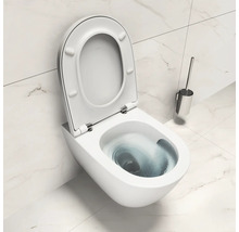 Weisse, hängende Toilette mit offenem Toilettendeckel und Spülung im Badezimmer