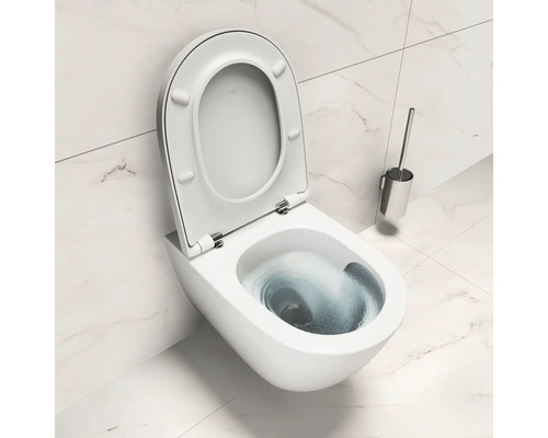 Weisse, hängende Toilette mit offenem Toilettendeckel und Spülung im Badezimmer