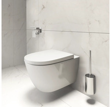 Wandhängendes WC mit Toilettenbürste und Toilettenpapierhalter im Badezimmer.