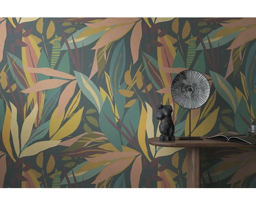 Papier peint décoratif avec motifs végétaux dans un intérieur