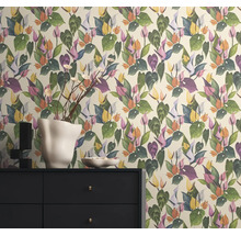 Pièce avec papier peint à motifs floraux et commode