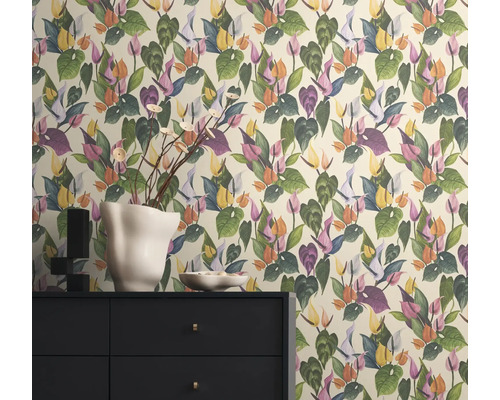 Pièce avec papier peint à motifs floraux et commode