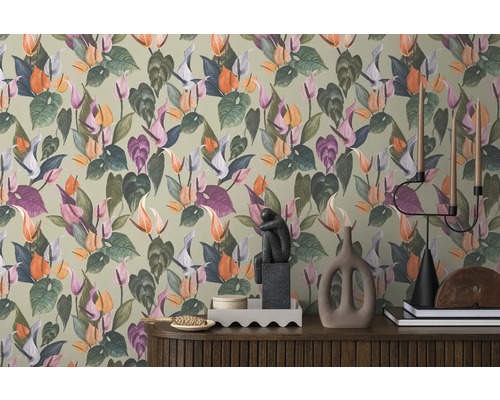Papier peint décoratif avec motifs de plantes dans un espace de vie.