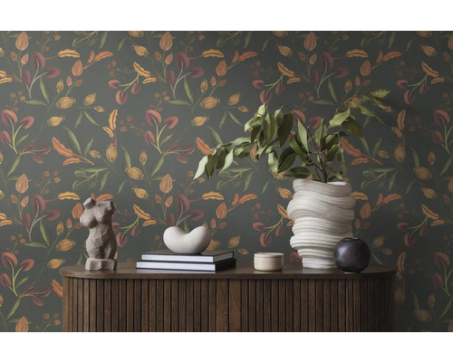 Dekoratives Interieur mit floraler Tapete, Kommode und Vasen