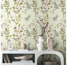 Pièce décorative avec papier peint à fleurs et mobilier blanc pour une ambiance chaleureuse