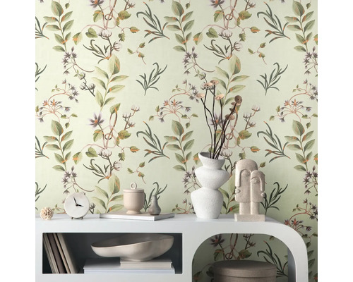 Pièce décorative avec papier peint à fleurs et mobilier blanc pour une ambiance chaleureuse