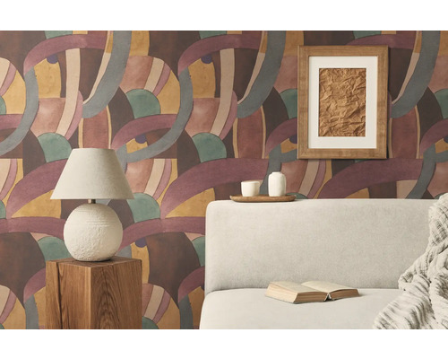 Salon avec papier peint à motifs, lampe et canapé