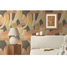 Salon avec papier peint à motifs, lampe et canapé