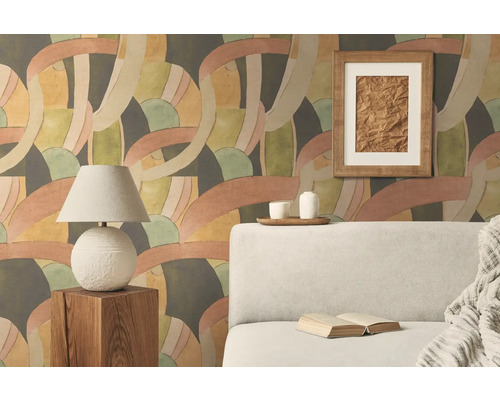 Salon avec papier peint à motifs, lampe et canapé