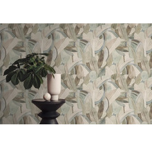 Papier peint à motif de plantes dans une pièce.