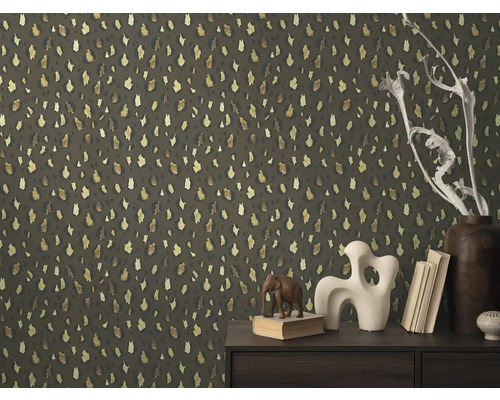 Raumansicht mit gemusterter Tapete und Dekorationsgegenständen auf einem Sideboard