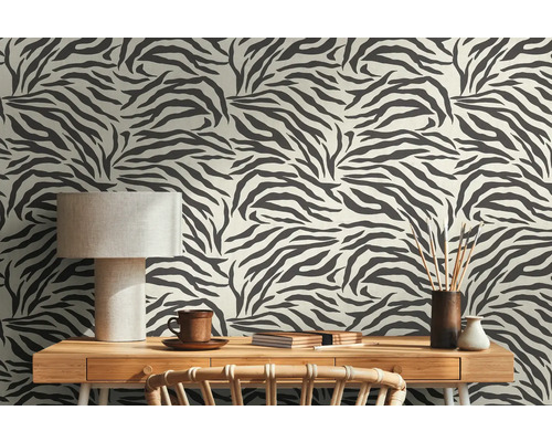Szene mit Schreibtischlampe und Tapete im Zebra Design