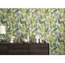 Intérieur avec papier peint à feuilles vertes et armoire en bois foncé avec décoration