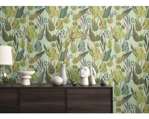 Intérieur avec papier peint à feuilles vertes et armoire en bois foncé avec décoration