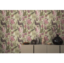 Raumansicht mit floraler Tapete und Dekoration auf einer Kommode